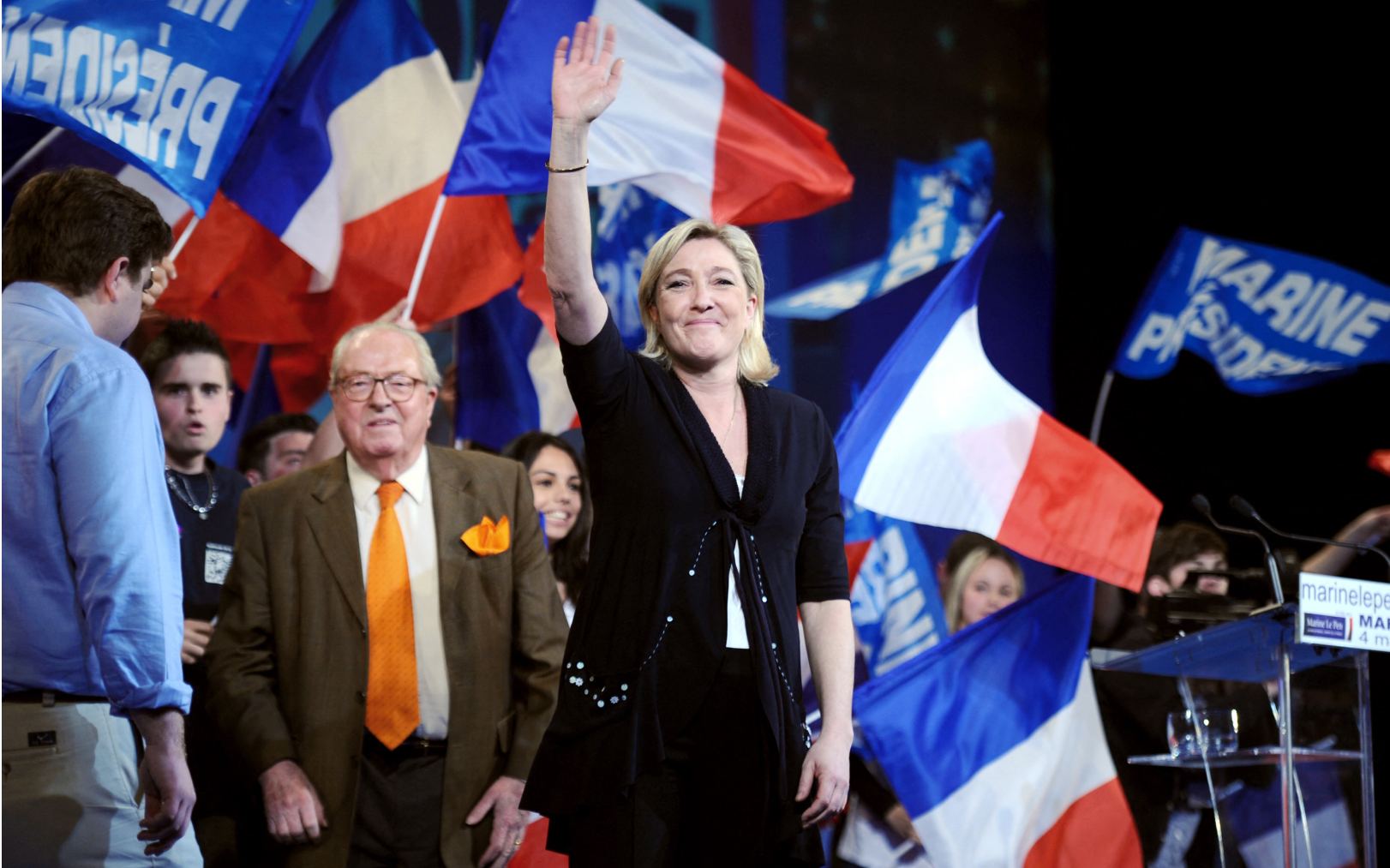 Marine Le Pen et son père, le cofondateur du RN, Jean-Marie Le Pen lors d’un meeting en mars 2012, six ans avant que le Front national ne devienne le Rassemblement national. AFP/Martin Bureau