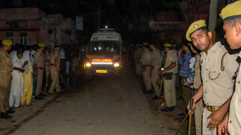 Une ambulance transporte des victimes d'une bousculade au cours d'un rassemblement religieux à Hathras, dans l'État indien de l'Uttar Pradesh, le 2 juillet 2024.