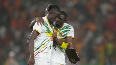 Le capitaine du mali Hamari Traoré console son coéquipier Amadou Haidara après l'élimination des Aigles en quarts de finale de la CAN 2024. (Illustration.)