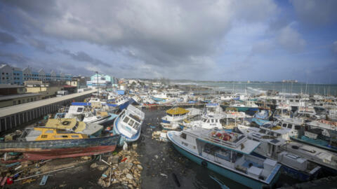 Des bateaux endommagés par le passage de l'ouragan Béryl dans un port de la Barbade le 1er juillet 2024.