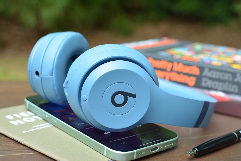 <p>Beats Solo 4 headphones from the side, showing the "b" logo.</p>

