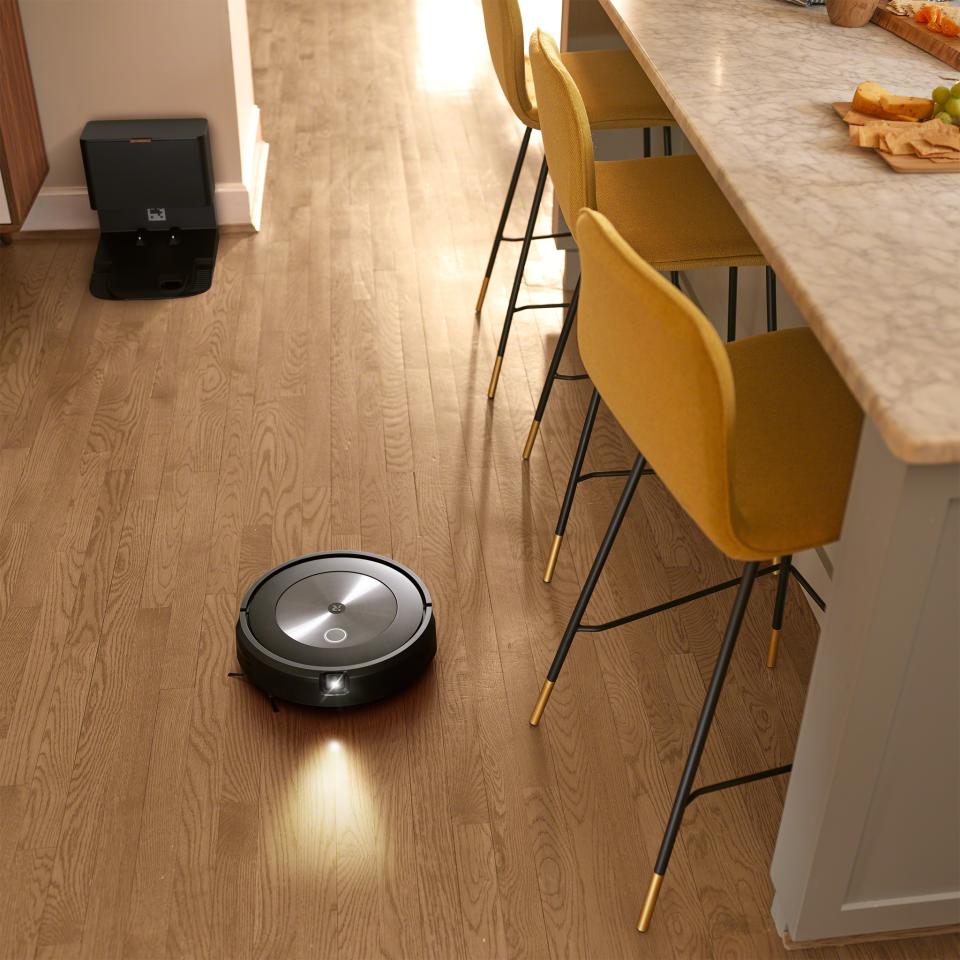 <p>iRobot Roomba j7+</p>

