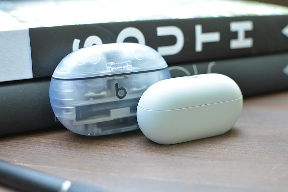 <p>The Solo Buds case doesn't have a battery, so it's drastically smaller than other Beats earbuds.</p>
