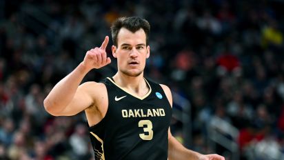 Yahoo Sports - Oakland University sharpshooter Jack Gohlke, who led the Golden Grizzlies to an NCAA tournament upset of Kentucky, has signed a contract with the NBA's Oklahoma City