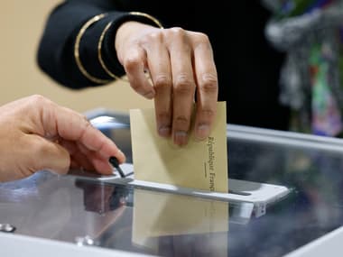 Le dépouillement du premier tour des élections législatives dans un bureau de vote à La Possession (La Réunion), le 30 juin 2024.