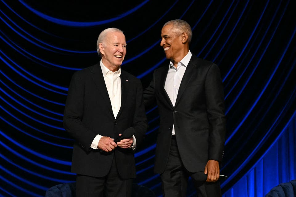 Biden appears to freeze again at event as Obama helps him off stage